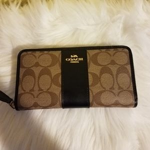 Nwt Coach full size Accordion zipper style wallet